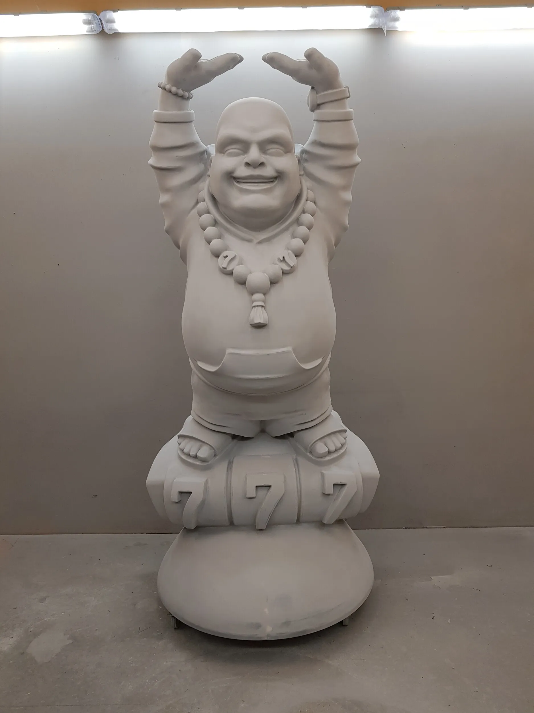 Segmenty wielkoformatowej maskotki Buddy przygotowane do składania w pracowni Monkeyfab.