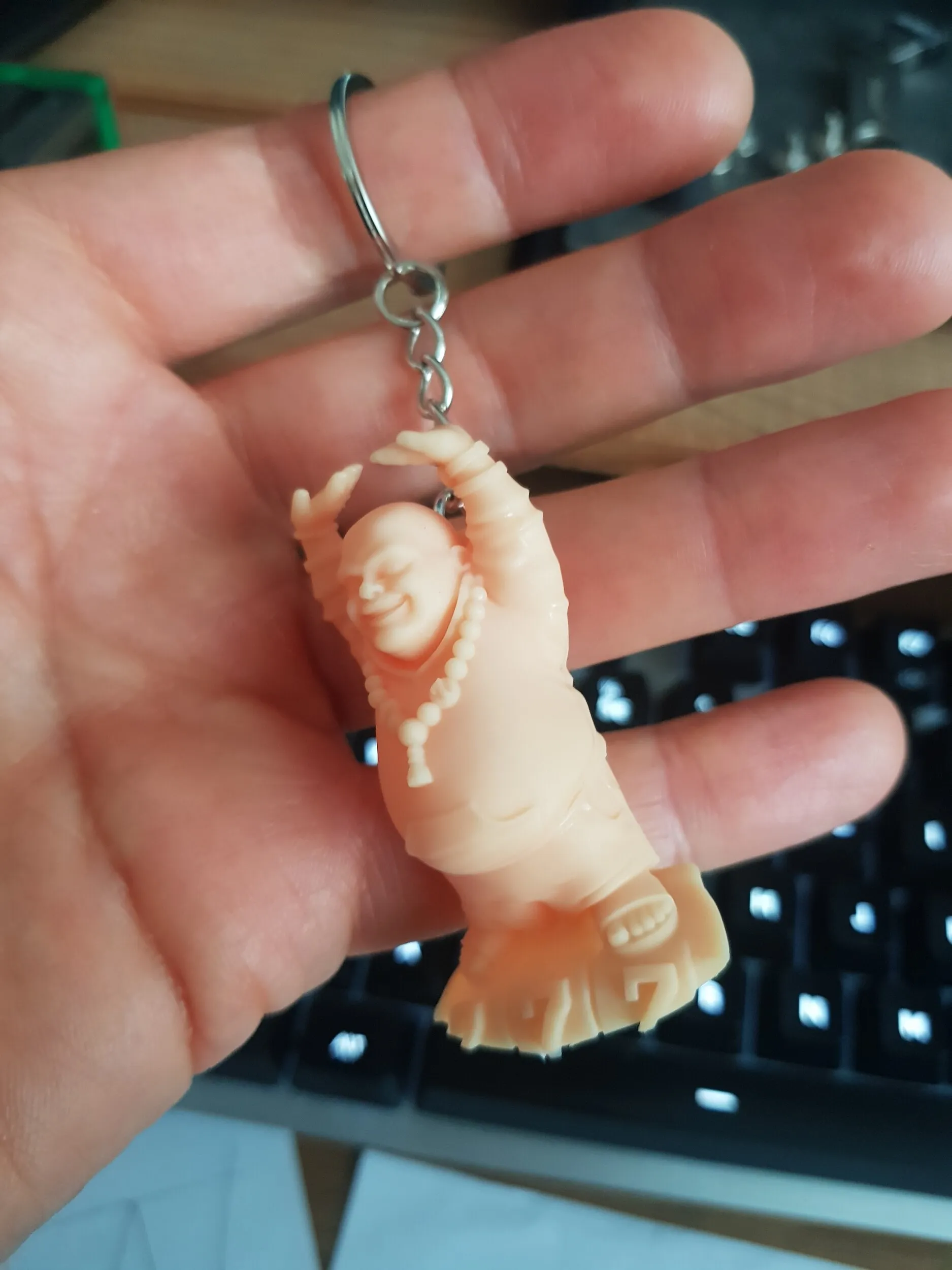 Figura Buddy po złożeniu większych partii bryły podczas prac wykończeniowych.