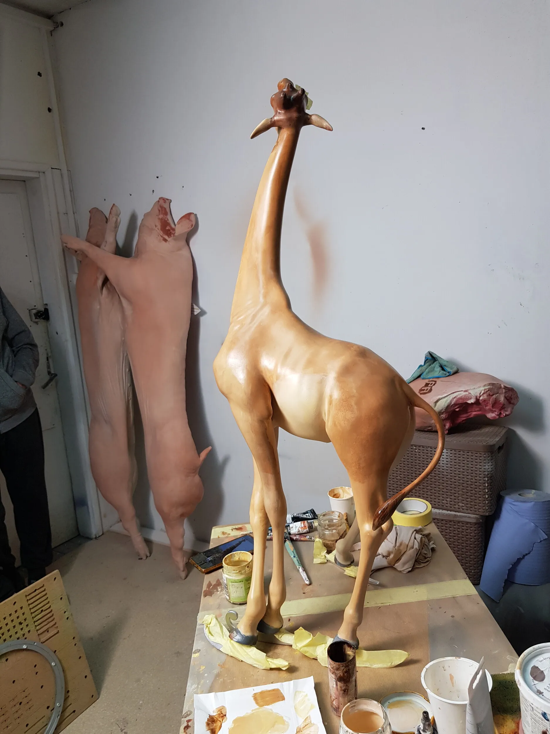 Gotowa artystyczna figura żyrafy na łyżwach.