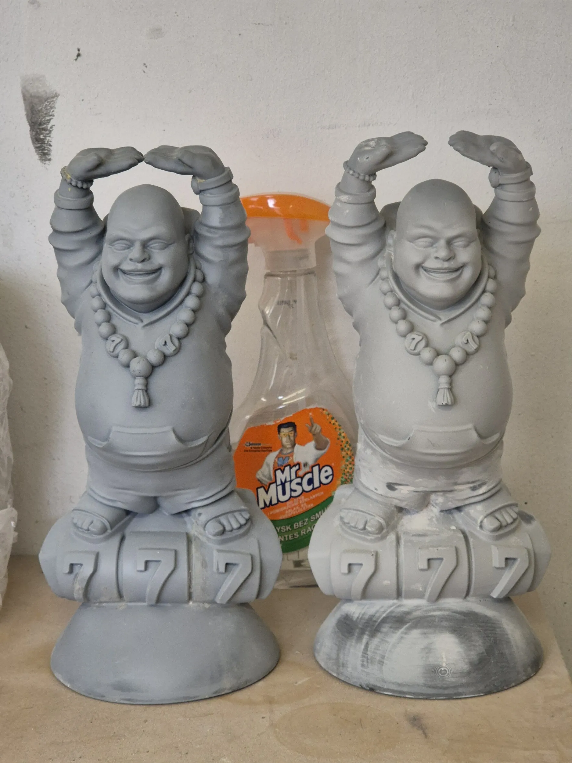 Detal twarzy i nakrycia głowy wielkiej figury Buddy przygotowanej na premierę filmu.