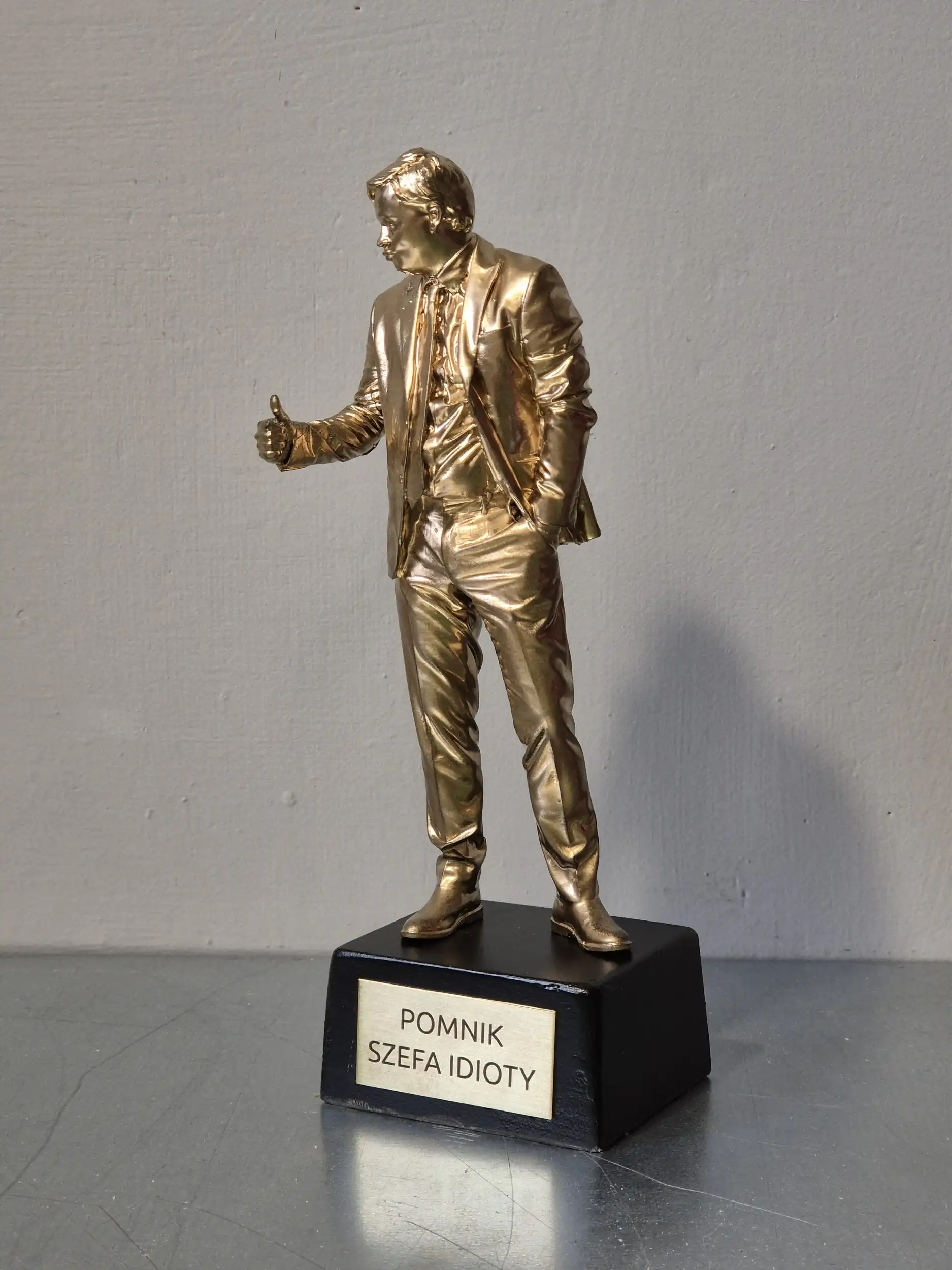 Pomnik szefa idioty – 20250416 143544