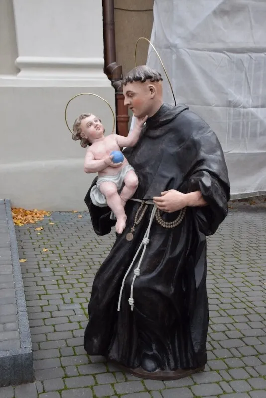 Fragment rzeźby św. Antoniego w trakcie przygotowania repliki.