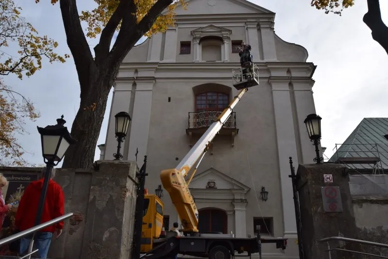 Segment repliki rzeźby św. Antoniego w pracowni.