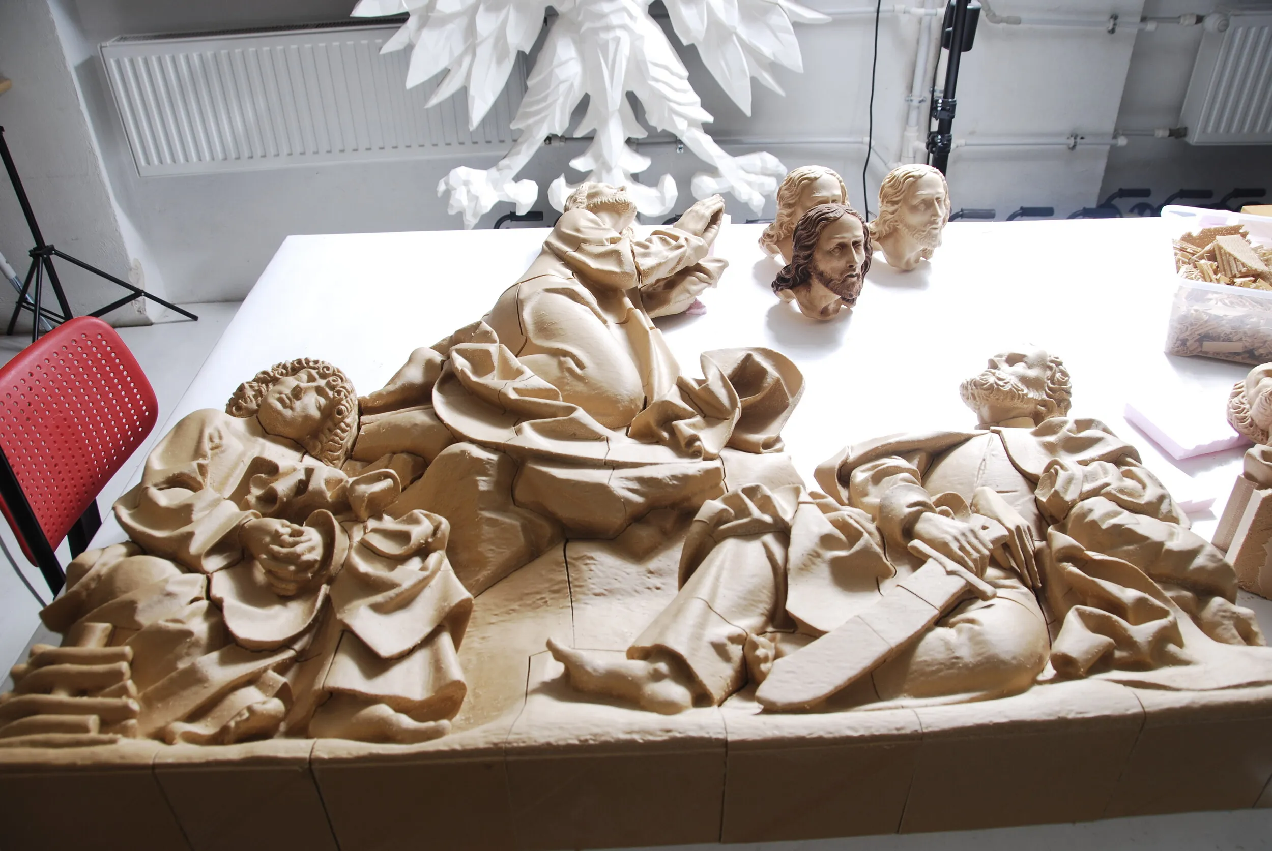 Detal twarzy i górnej partii repliki płaskorzeźby Wita Stwosza.