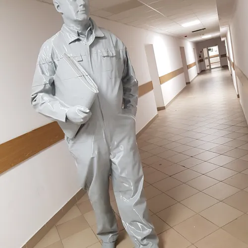 Widok instalacji Pawła Althamera z ażurową, rozpixelowaną sylwetką w przestrzeni wystawy.