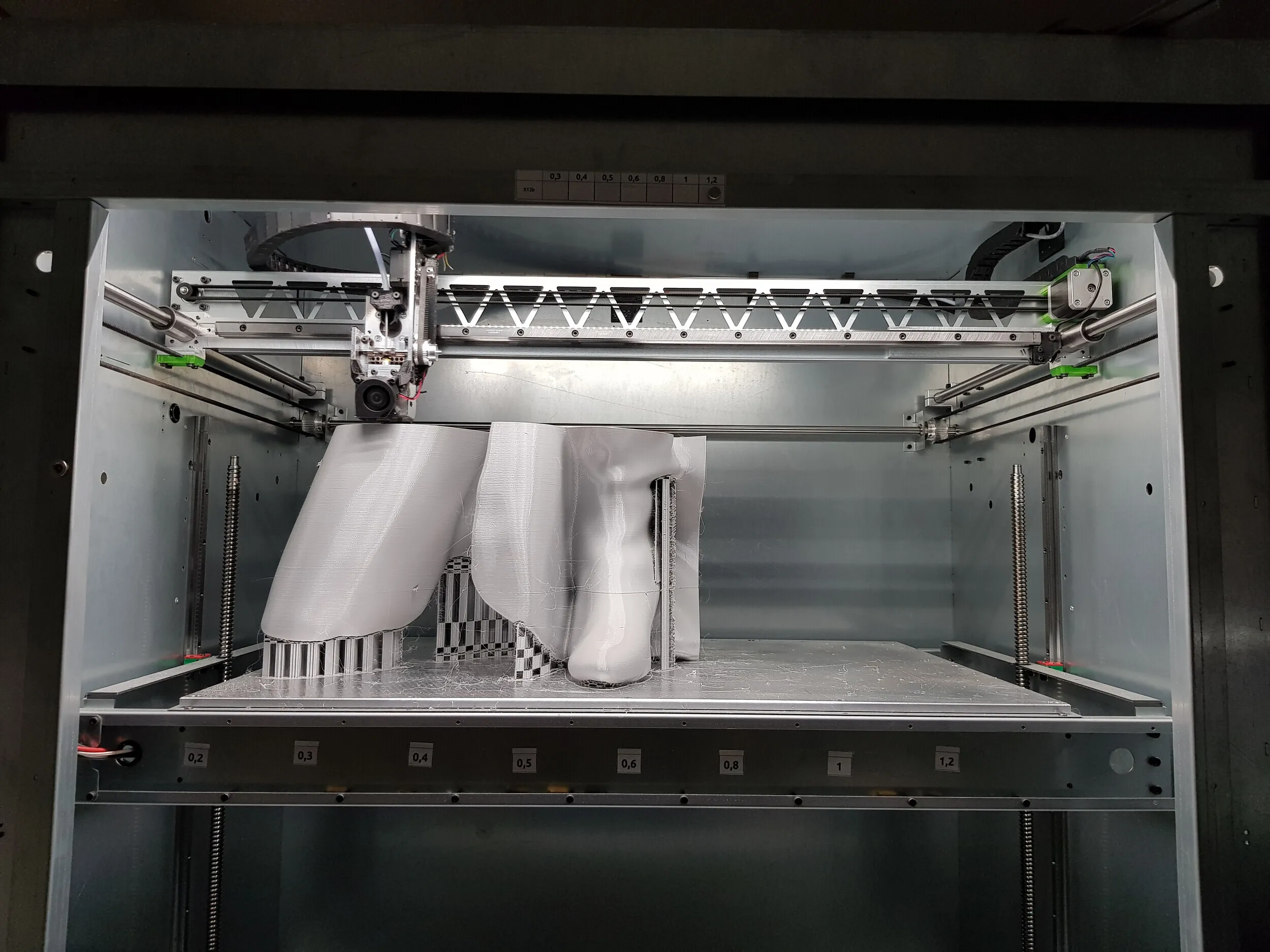 Produkcja kolejnych segmentów instalacji artystycznej na farmie druku 3D Monkeyfab.