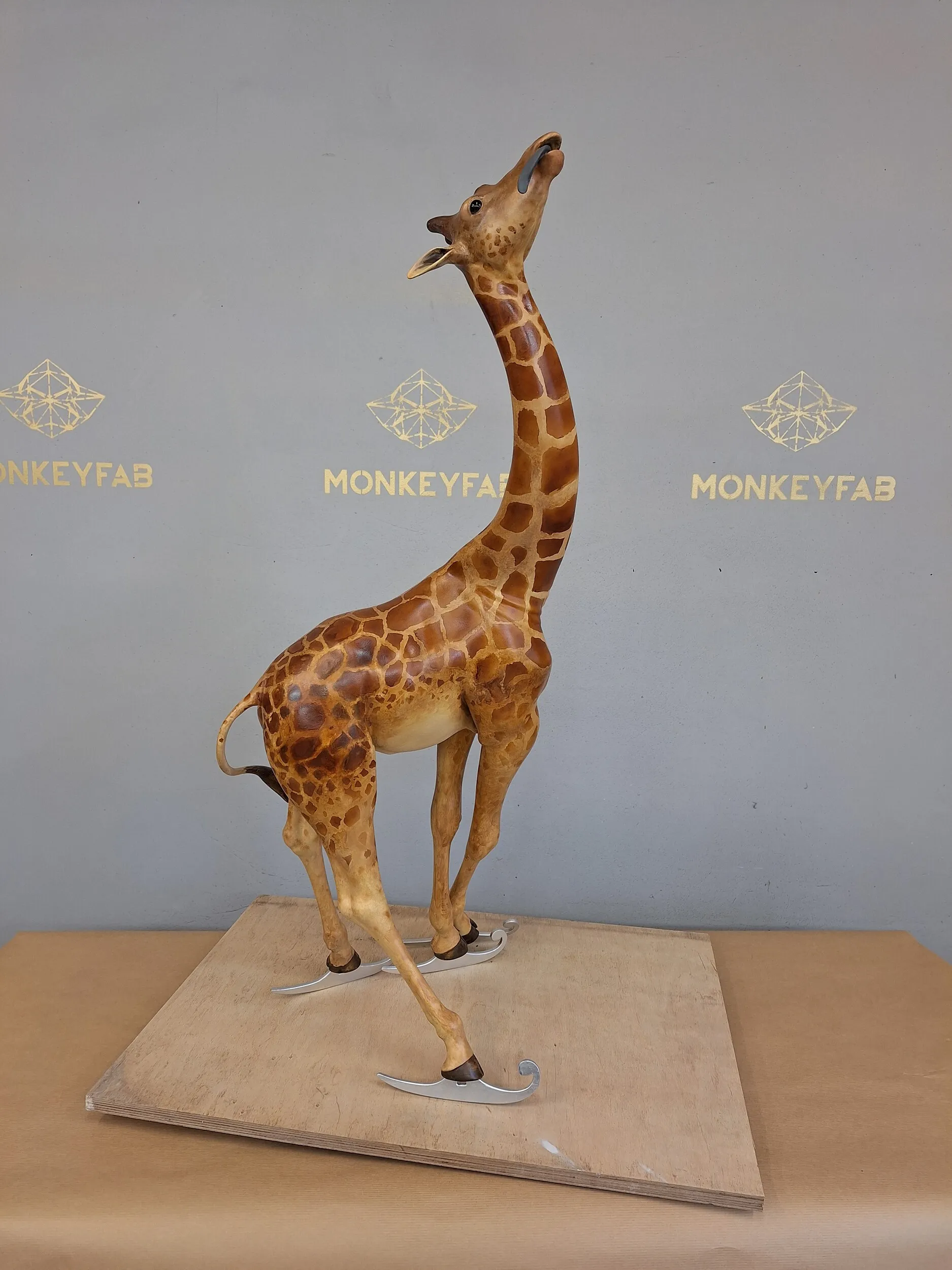 Artystyczna figura żyrafy na łyżwach wykonana dla firmy B3D.