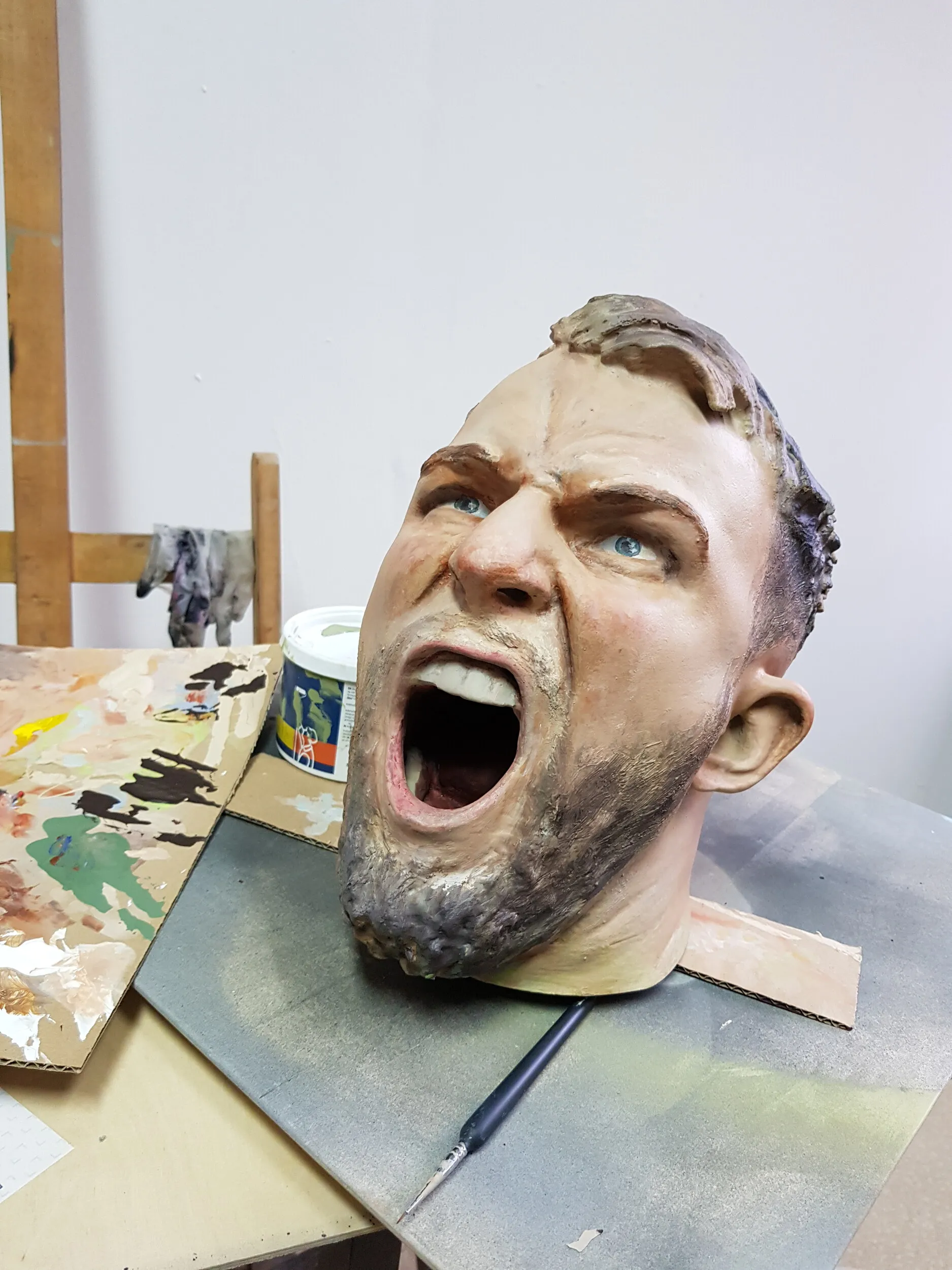 Zbliżenie na zeskanowaną i dopracowaną cyfrowo głowę gladiatora Heros przygotowaną do wiernego odwzorowania detalu twarzy.