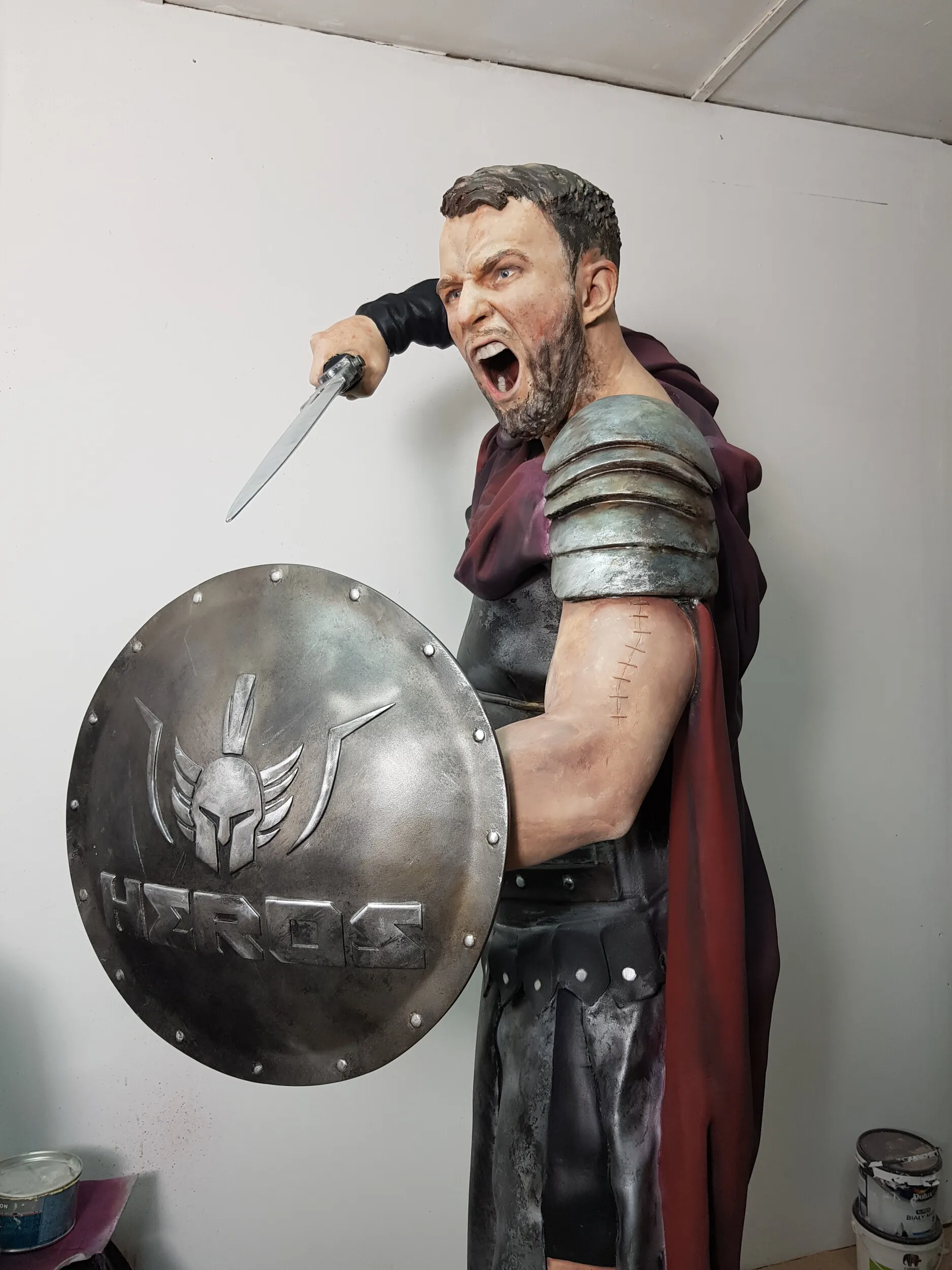 Surowa, złożona figura gladiatora Heros przed finalnym malowaniem, pokazująca skalę obiektu i jakość montażu segmentów 3D.