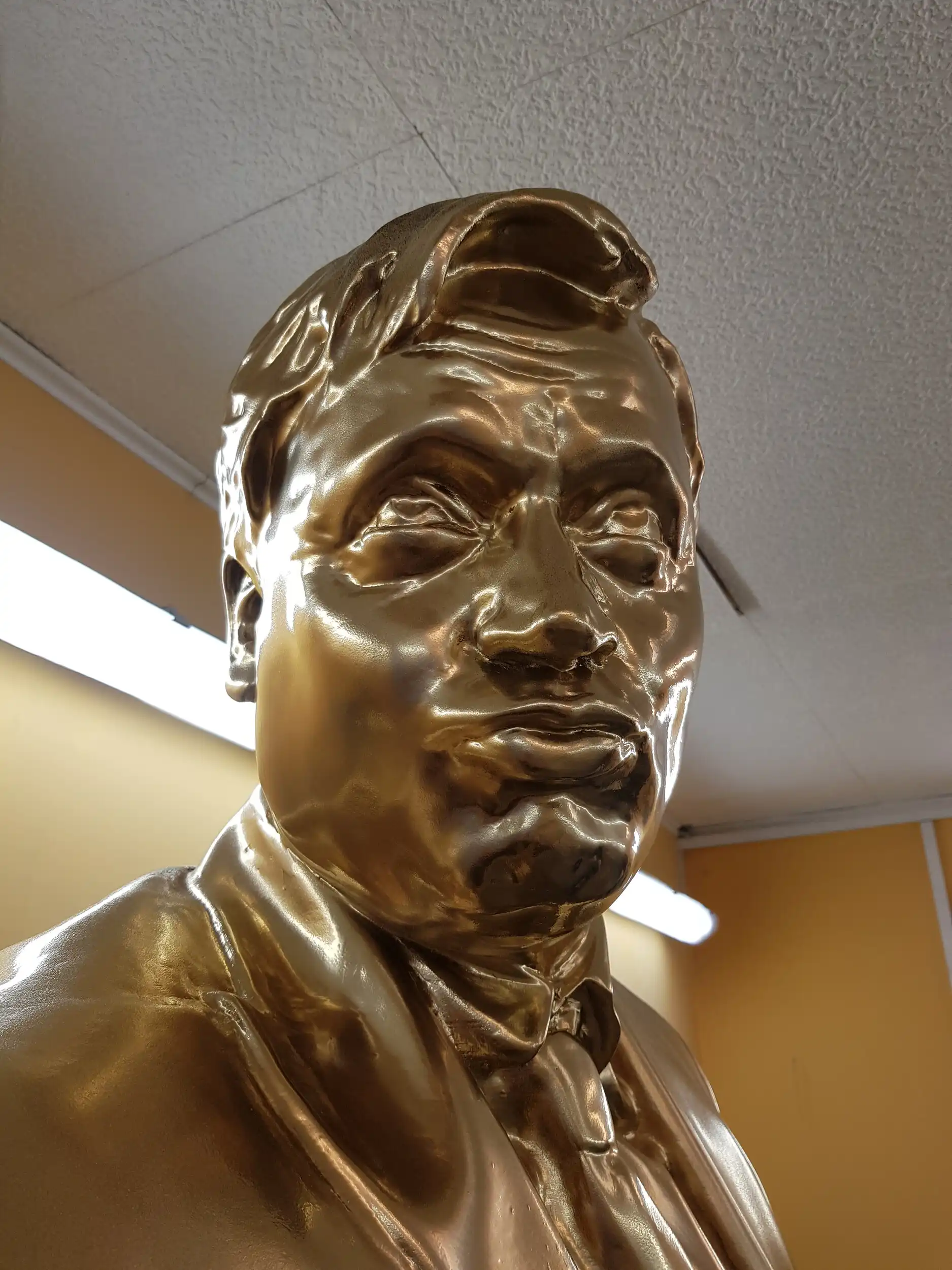 Pomnik szefa idioty – goldenGlowaLakiernia