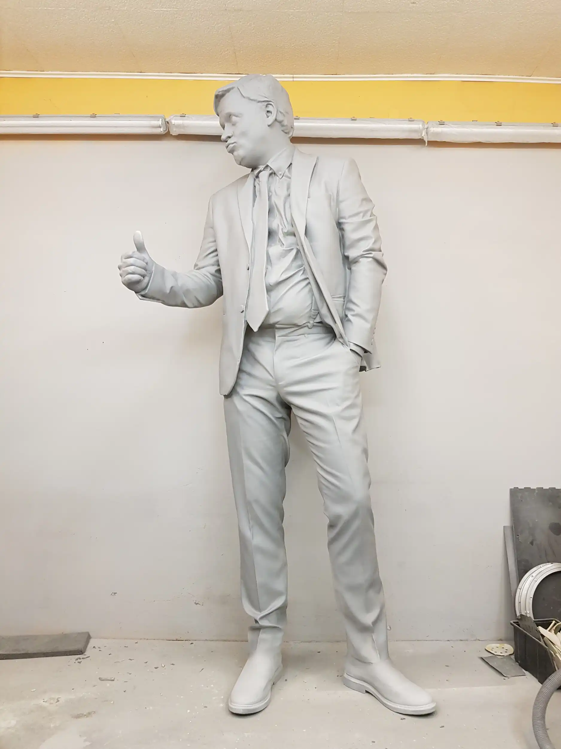 Pomnik szefa idioty – goldenLakierniaSurowy