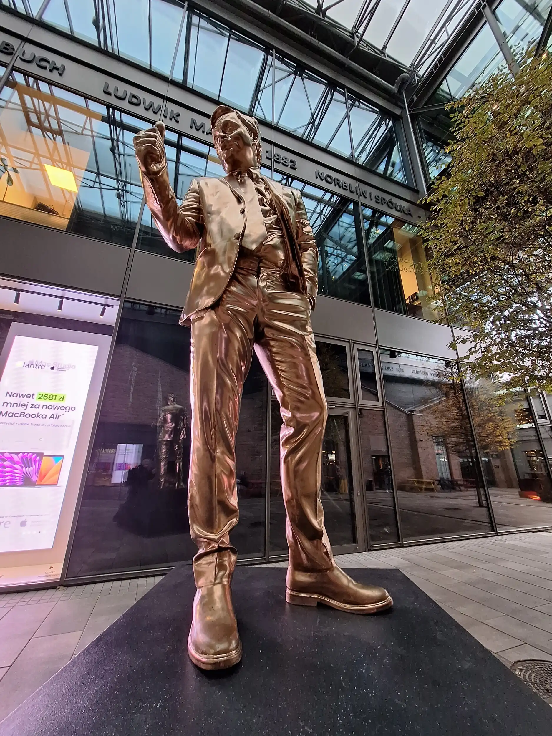 Pomnik prezesa idioty