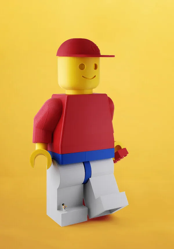 Wielkoformatowa figurka LEGO wydrukowana i wykończona przez Monkeyfab.