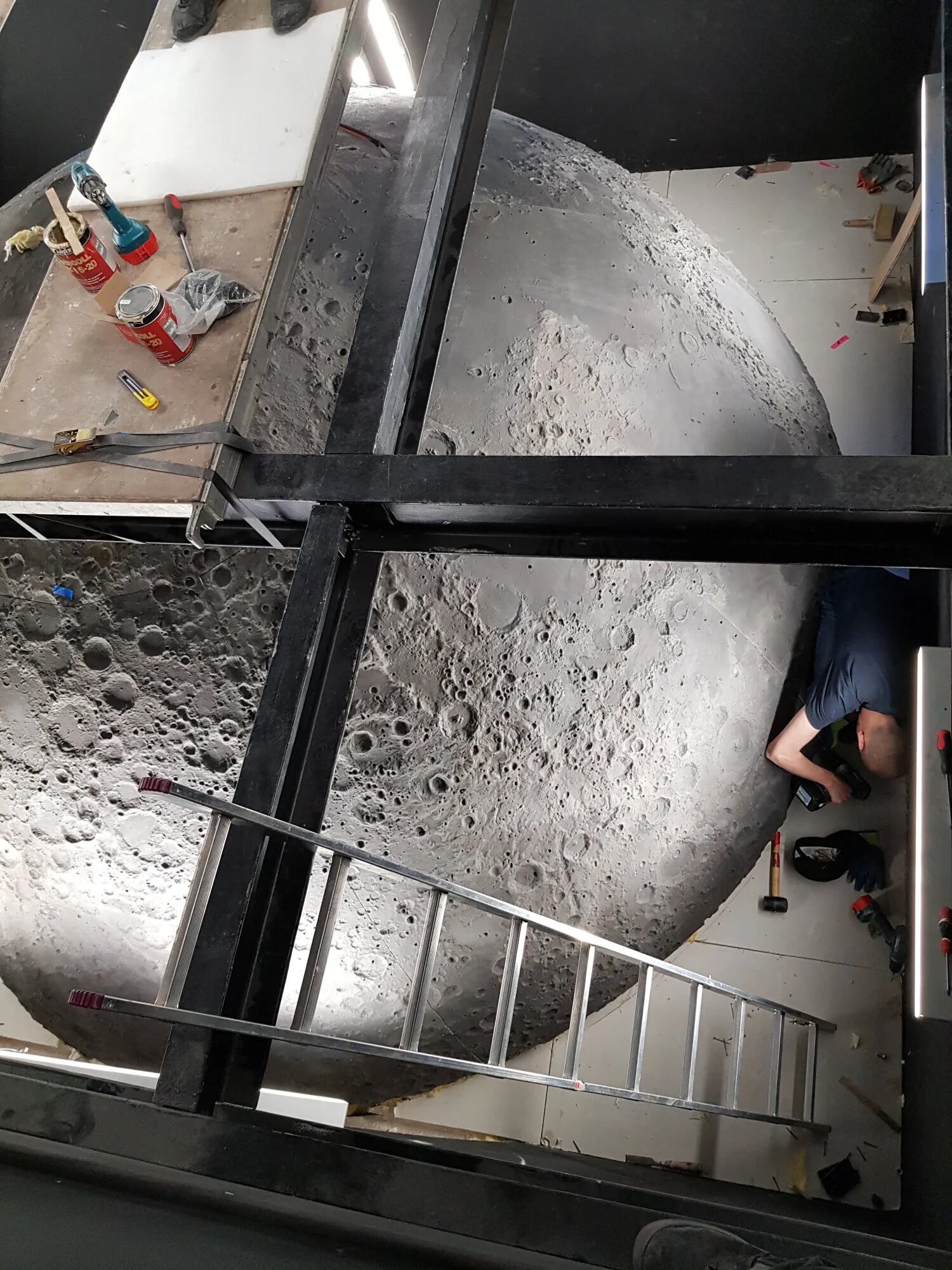 Duże segmenty powierzchni Księżyca wydrukowane w 3D i przygotowane do montażu kopuły planetarium.