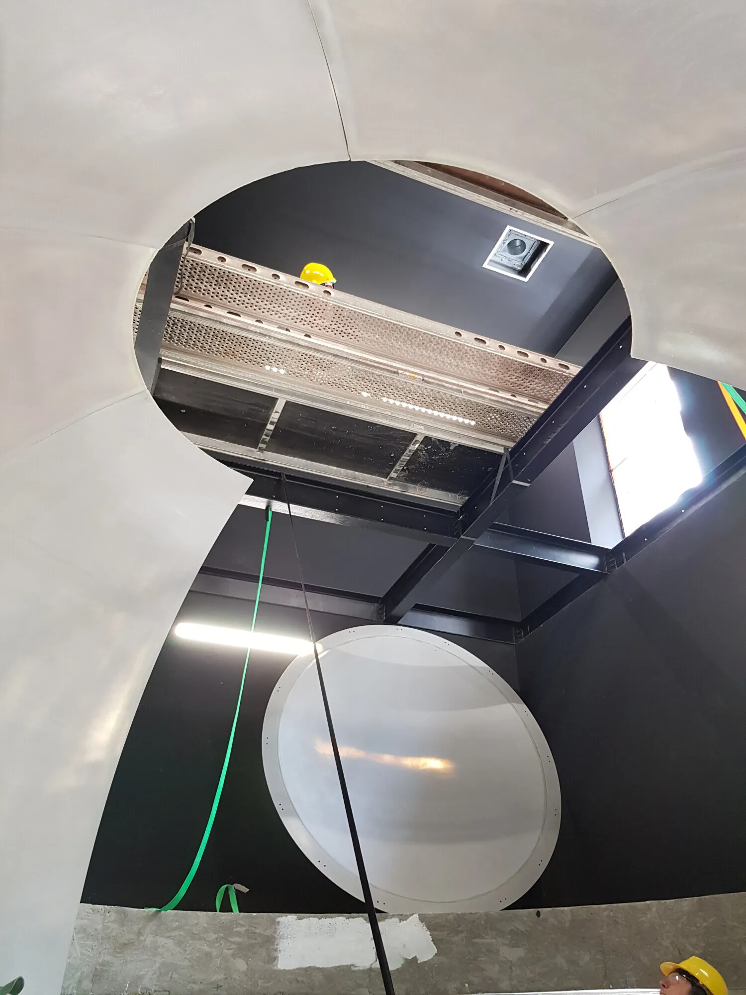 Zespół sprawdzający dopasowanie segmentów kopuły planetarium podczas próbnego montażu.