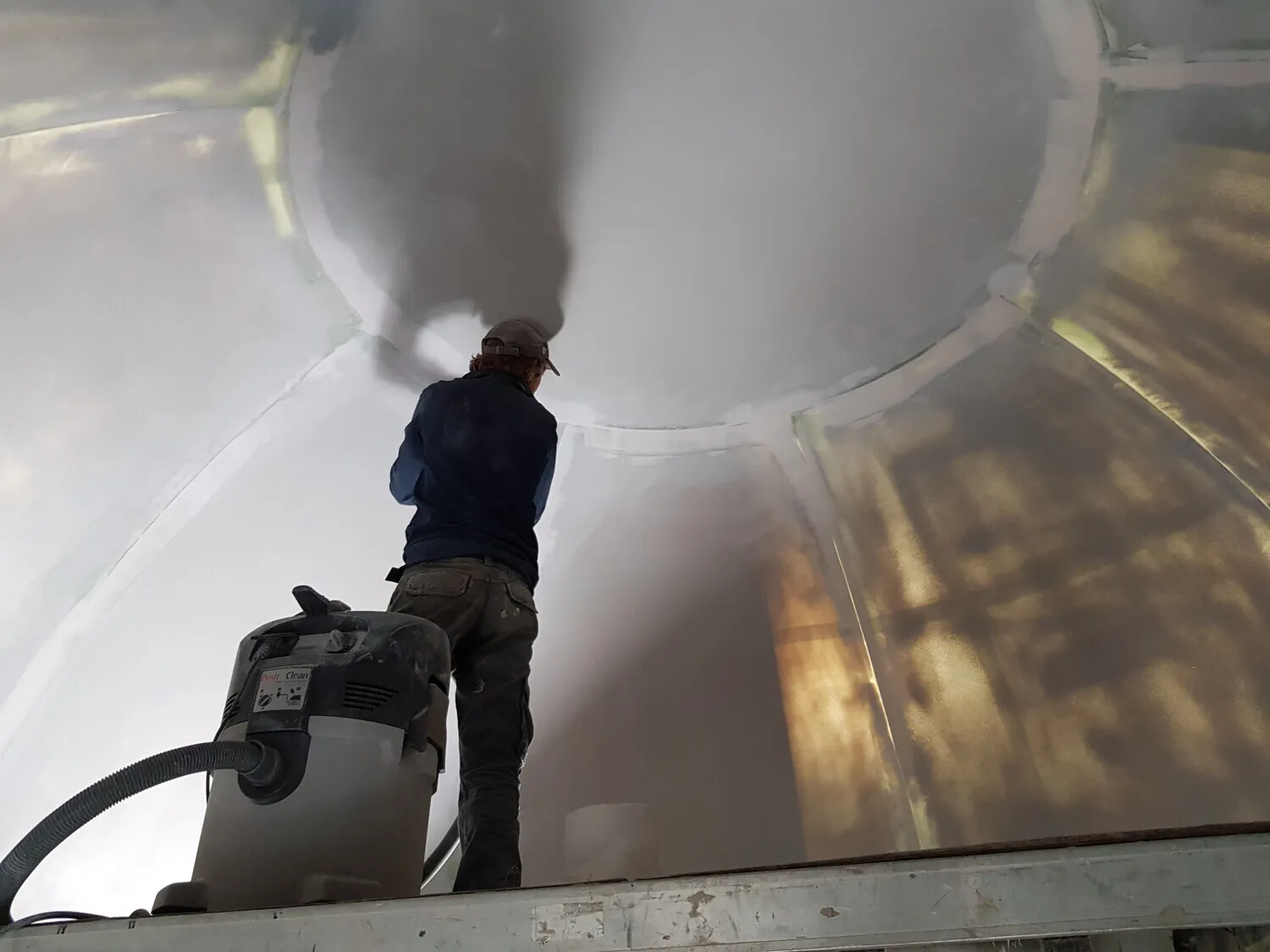 Zbliżenie na łączenie segmentów powierzchni Księżyca podczas ręcznego dopracowywania kopuły.