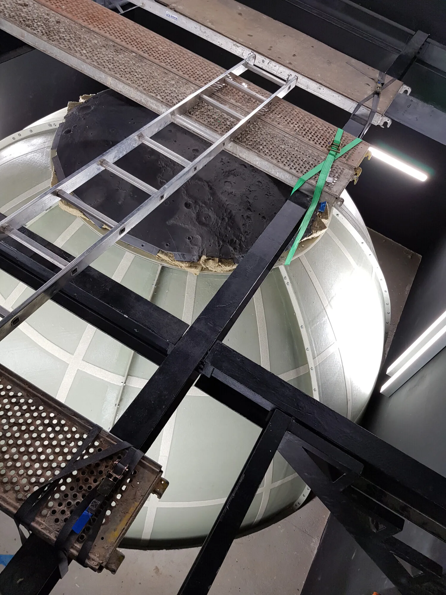 Widok zewnętrznej części kopuły planetarium z odwzorowaną topografią Księżyca.