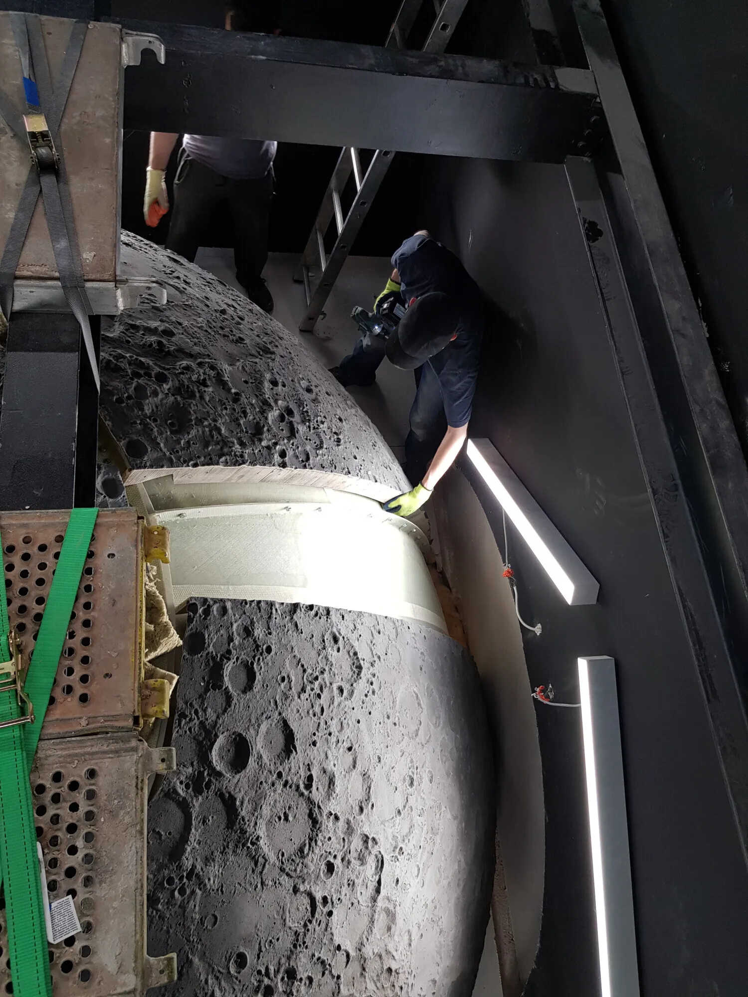 Dopracowywanie powierzchni kopuły planetarium po zamontowaniu zewnętrznych segmentów.