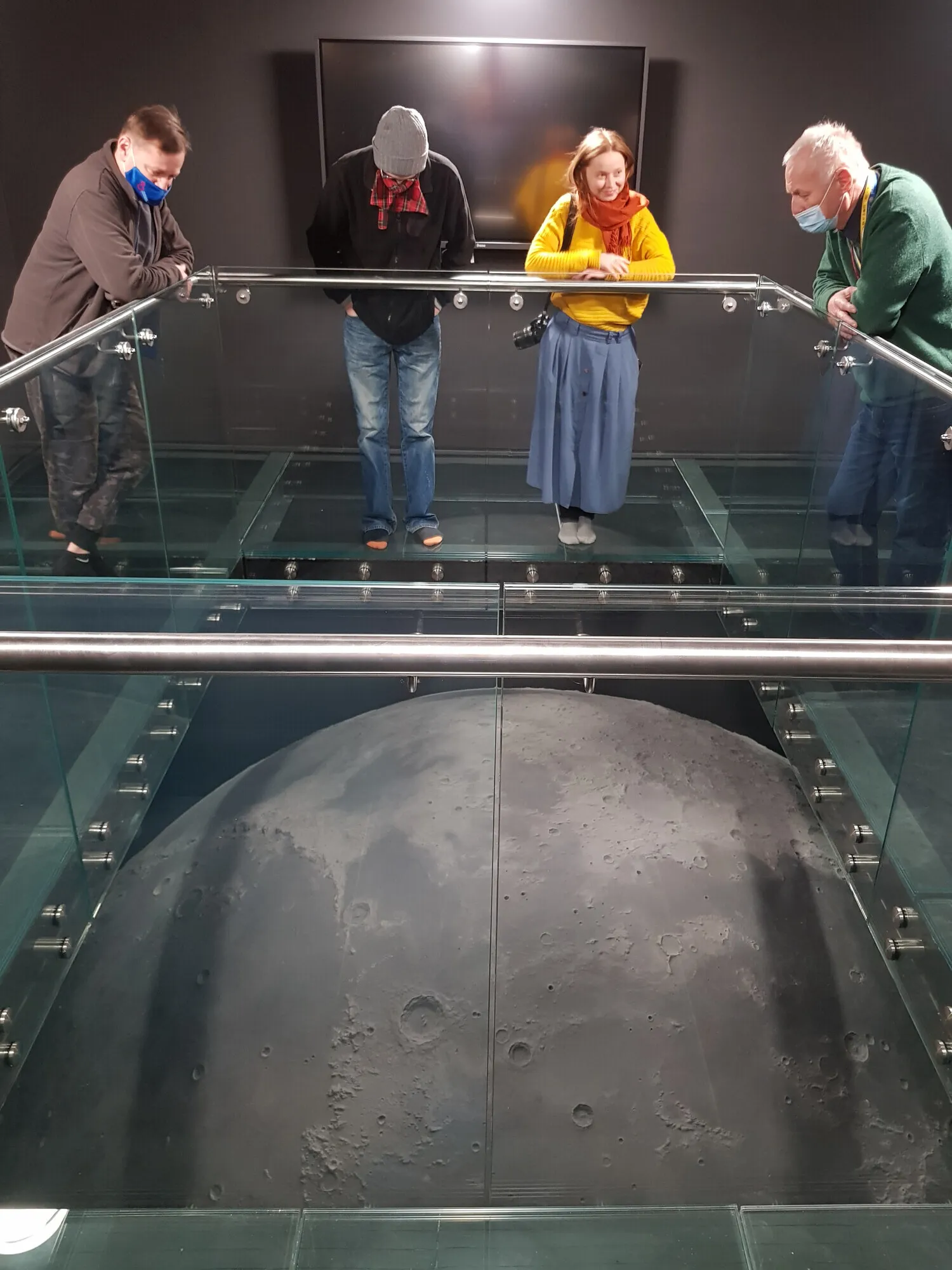 Gotowa kopuła planetarium w przestrzeni obiektu edukacyjnego przed otwarciem dla widzów.