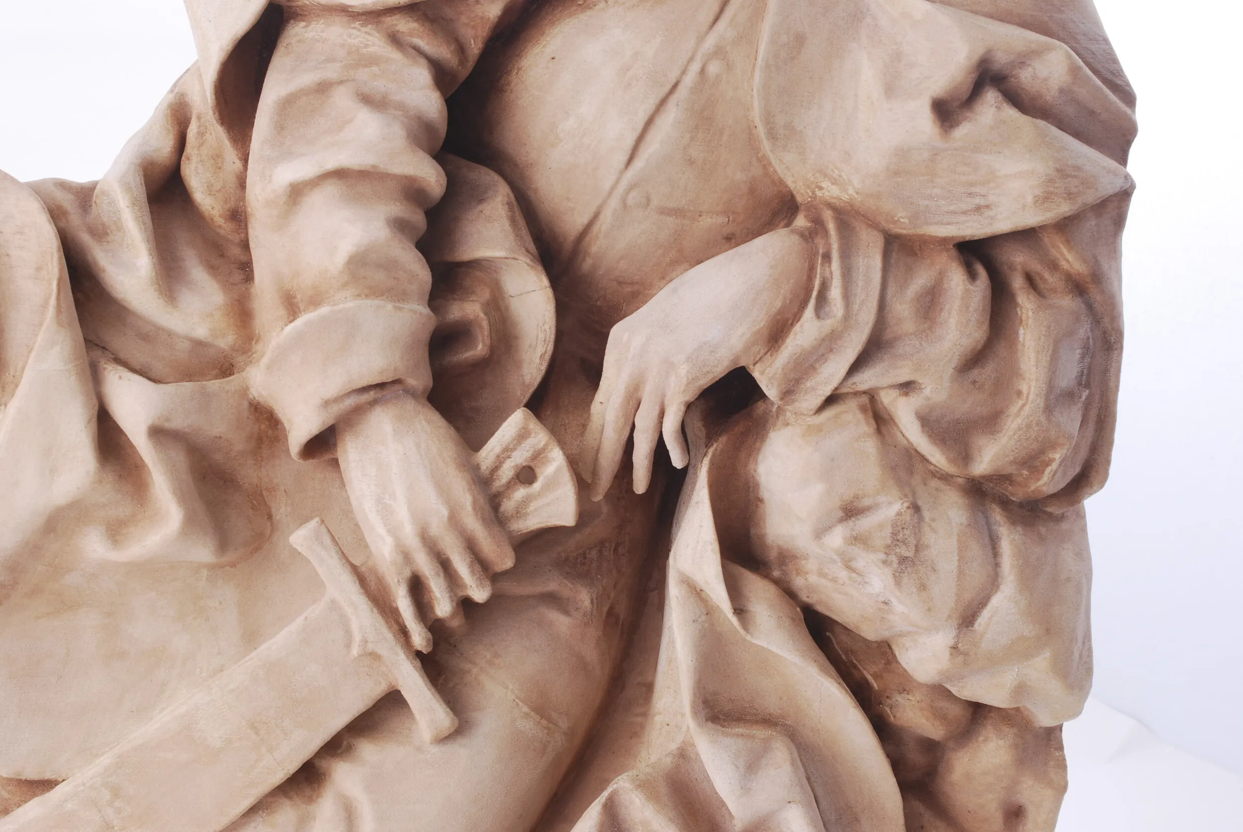 Replika płaskorzeźby Wita Stwosza ułożona poziomo w trakcie prac warsztatowych.