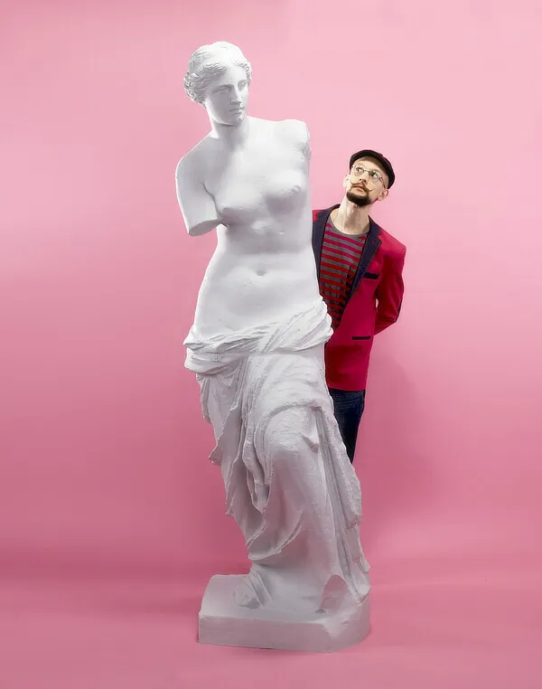 Pełnowymiarowa replika Wenus z Milo ustawiona w przestrzeni wystawowej.